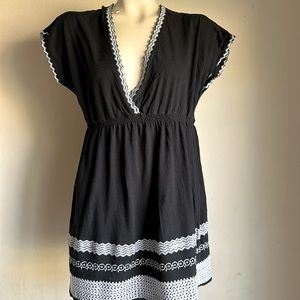 Bcbgmaxazria XL embroidered top black white